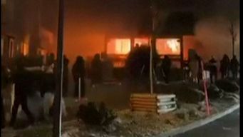 El momento del incendio en un bar de la estación de esquí en Suiza, captado por una persona en el lugar. Foto: captura del video publicado en redes sociales y AFP.