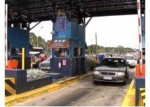 Medidas gremiales en peajes generan largas colas de autos