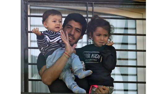 Suárez agradeció a los hinchas desde el balcón de su casa