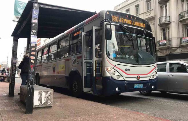 omnibus-cutcsa-parada-gente.jpg