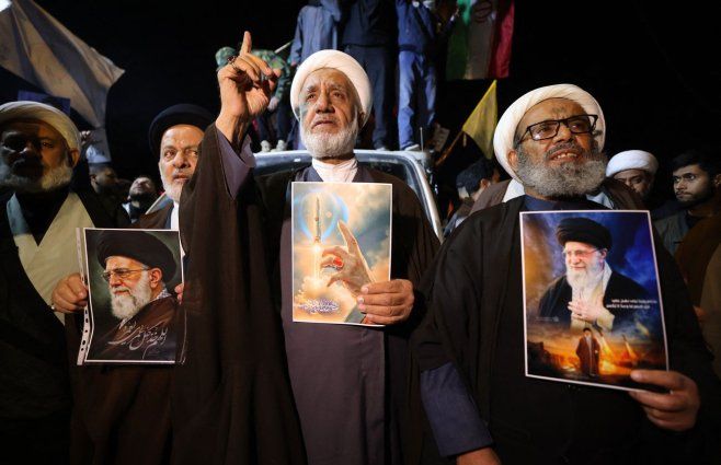 Ejército de Israel dice haber eliminado al jefe de los Guardianes de la Revolución de Irán y al asesor del líder supremo Jamenei. Hubo protestas en Irán e Irak. Foto: AFP