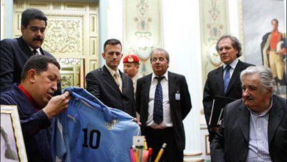 Foto: (Presidencia de Venezuela). Chávez, Maduro, Mujica, Almagro y Torena (en el centro) le obsequian una camiseta de Uruguay a Chávez.