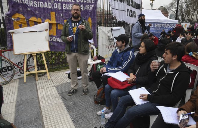 estudiantes argentinos clases en la plaza protestas docentes universidad AFP.jpg