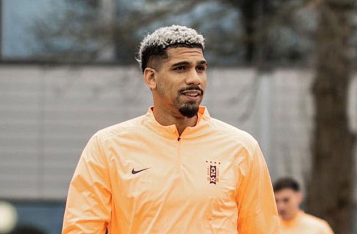 Ronald Araujo viajó a España para tratarse "una molestia muscular", vuelve este martes