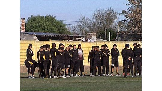 Peñarol se encerró en Los Aromos para definir el equipo