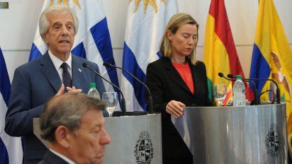 Foto: Vázquez junto a la representante de la Unión Europea Federica Moguerini y el canciller Nin Novoa en la reunión realizada en Montevideo por la crisis en Venezuela.