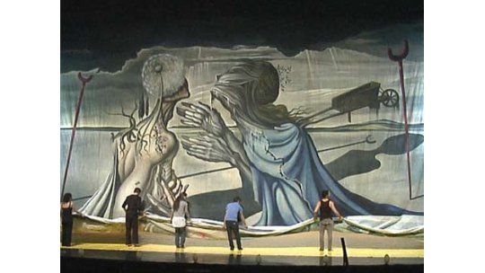 Llegó a Montevideo el famoso telón pintado por Salvador Dalí