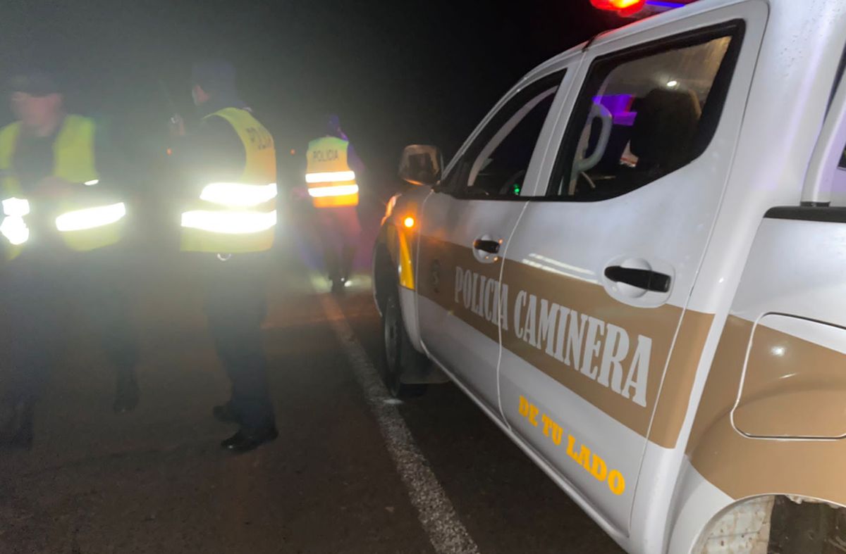 Siniestro fatal: dos hombres viajaban en una moto cuando reventó un neumático y cayeron al pavimento