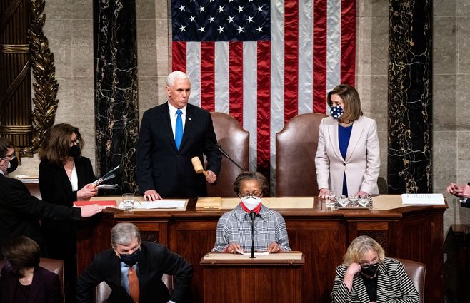 Vicepresidente Michael Pence y Nancy Pelossi presiden la sesión en el Congreso en el que se validó la victoria de Biden y se acordaron los términos de la transición que durará hasta el 20 de enero
