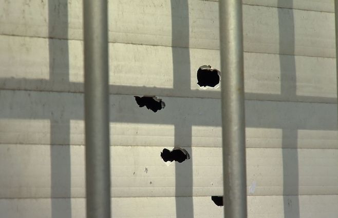 Los impactos de bala en la ventana de la casa donde fue hallado muerto el hombre, en Reducto.