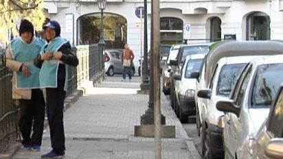 la im advierte presencia de cuidacoches irregulares que exigen dinero a conductores