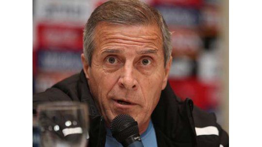 Tabárez criticó el estado de la cancha de La Plata
