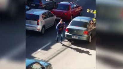 vecinos asediados por los arrebatos en la esquina de maldonado y minas
