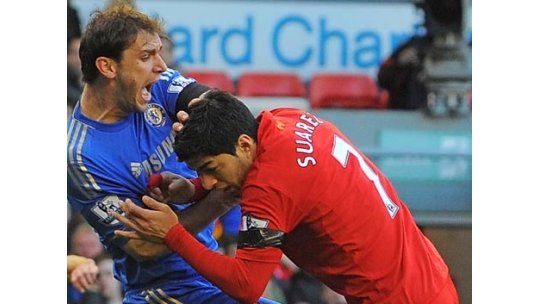 Suárez e Ivanovic se enfrentan este domingo tras la mordida