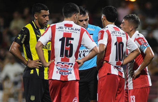 Peñarol y River Plate se enfrentan en el Parque Saroldi por el Torneo Apertura. Foto: Foco UY