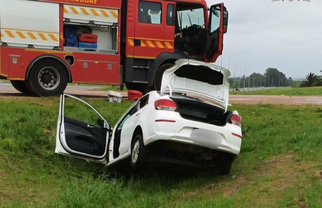 El auto accidentado al costado de la ruta 1. Murió su conductor. Foto: Policía Caminera.