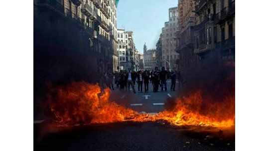 Estudiantes y trabajadores se manifiestan contra recortes