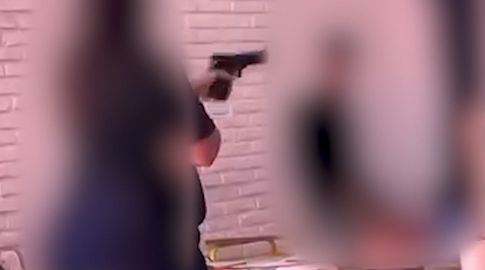 Filman a la adolescente que le apuntó a sus compañeros con una pistola de aire comprimido en un liceo en Salto