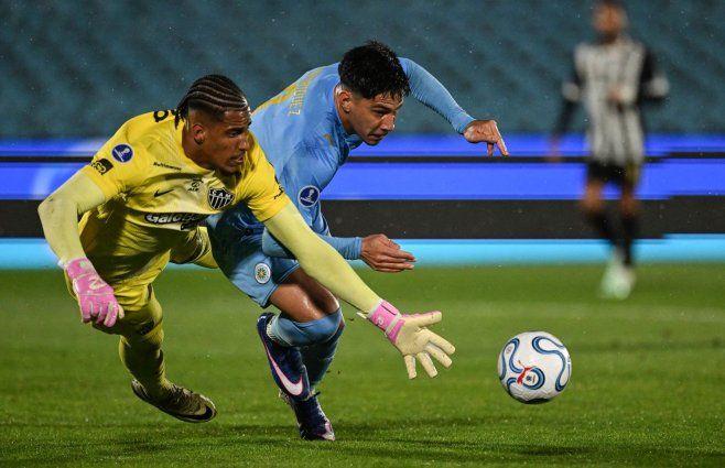 Foto: AFP. Montevideo City Torque vs. Atlético Mineiro en el Estadio Centenario.