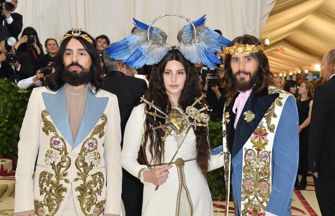 Alessandro Michele, Lana del Rey y Jared Leto llegando a la Gala del MET 2018.