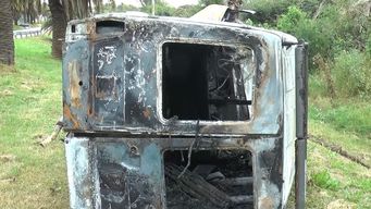 accidente fatal en colonia: camioneta circulaba por ruta 1, despisto, choco con una palmera y se prendio fuego