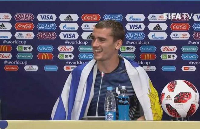 Después de ganar la final del mundo, se puso la bandera sobre los hombros en la conferencia de prensa en una muestra de su gran sentido del humor y buena onda.&nbsp;