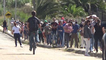 Largas filas en algunos vacunatorios de Canelones.