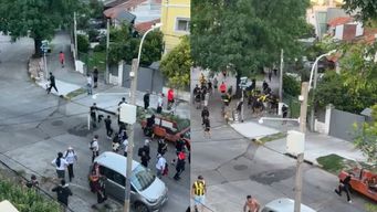 penarol - colo colo: enfrentamiento entre hinchas, incidentes con la policia y danos a vehiculos en la previa