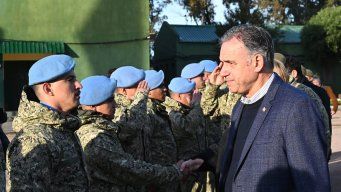 Orsi saluda a los soldados uruguayos que volvieron del Congo. Foto: FocoUy