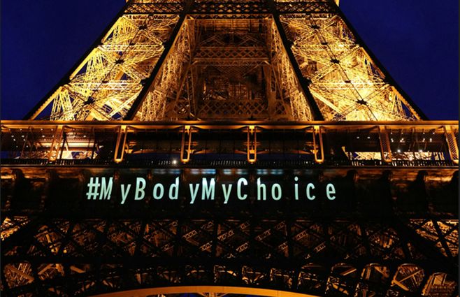 París, Francia. La torre Eiffel iluminada y con la frase: mi cuerpo, mi elección. AFP.