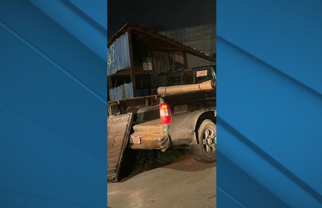 Foto cedida a Subrayado. Así quedó la camioneta tras chocar contra una parada de ómnibus.