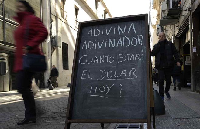 Un cartel en el centro porteño sobre el precio del dólar