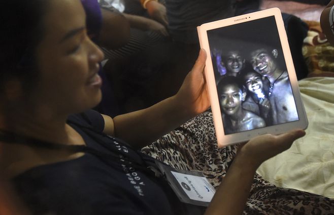 TAILANDIA-niños-rescatados-ipad.jpg