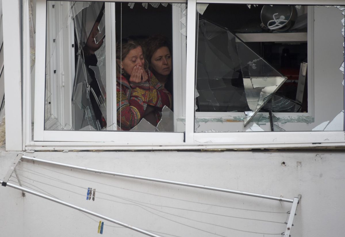 Dos mujeres en shock luego de que su casa sufriera los efectos de la explosión en un edificio de Punta Carretas. Foto: Gastón Britos/Foco Uy
