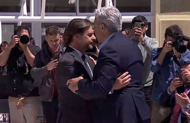 Lacalle Pou saluda a Robert Silva tras elogiarlo en acto inauguración del liceo 69 de Casavalle.