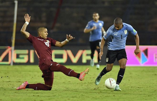 Es veloz, da pases de primera&nbsp; y al vacío. Si tiene que encarar, encara. Es titular en el River de Gallardo
