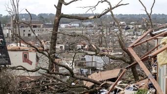 en eeuu tornado dejo 3 muertos en arkansas y tormentas matan a otros 3 en illinois e indiana