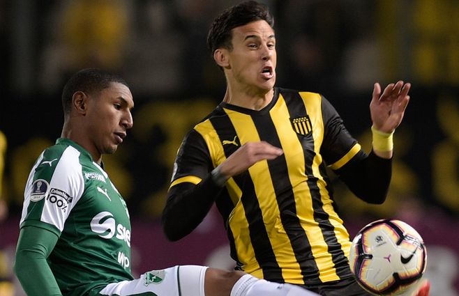 Ignacio Lores, de buen momento en Peñarol, tiene ofertas para volver al exterior. El club le pidió a su representante no responder hasta fin de año.