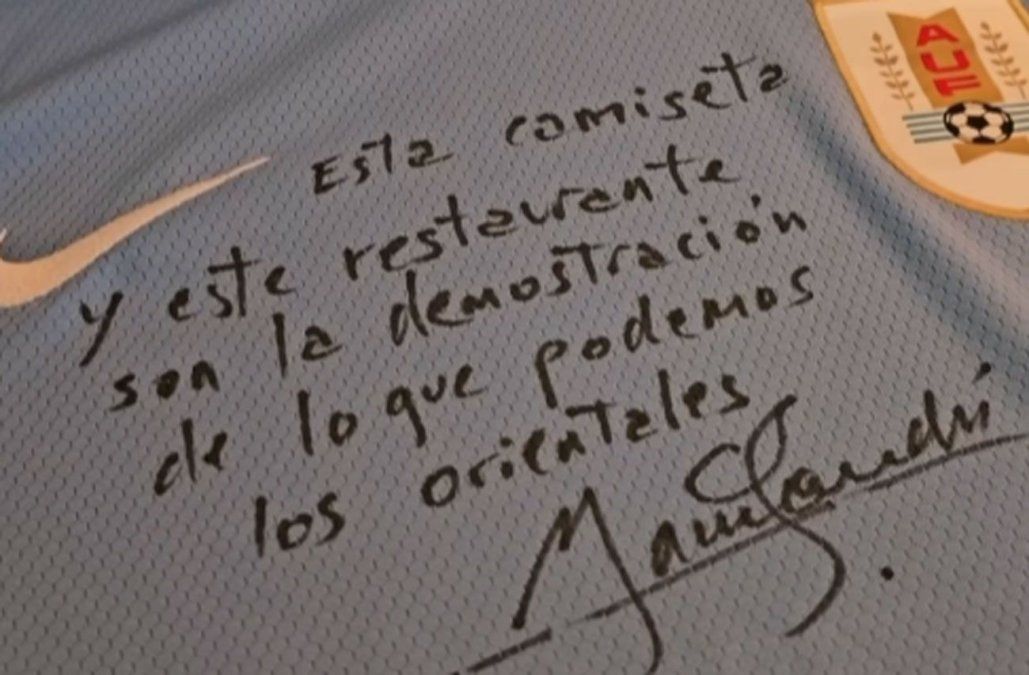 El mensaje que escribió Orsi en la camiseta de Uruguay. Foto: publicada en las redes sociales de Orsi y de la Presidencia. El mensaje que escribió Orsi en la camiseta de Uruguay. Foto: publicada en las redes sociales de Orsi y de la Presidencia.
