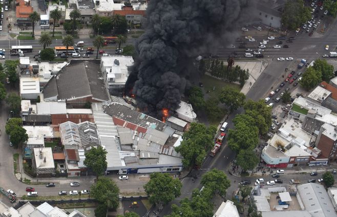 Incendio en depósito de cubiertas en General Flores y Bulevar Artigas. Foto: Aviación Policial, Ministerio del Interior.