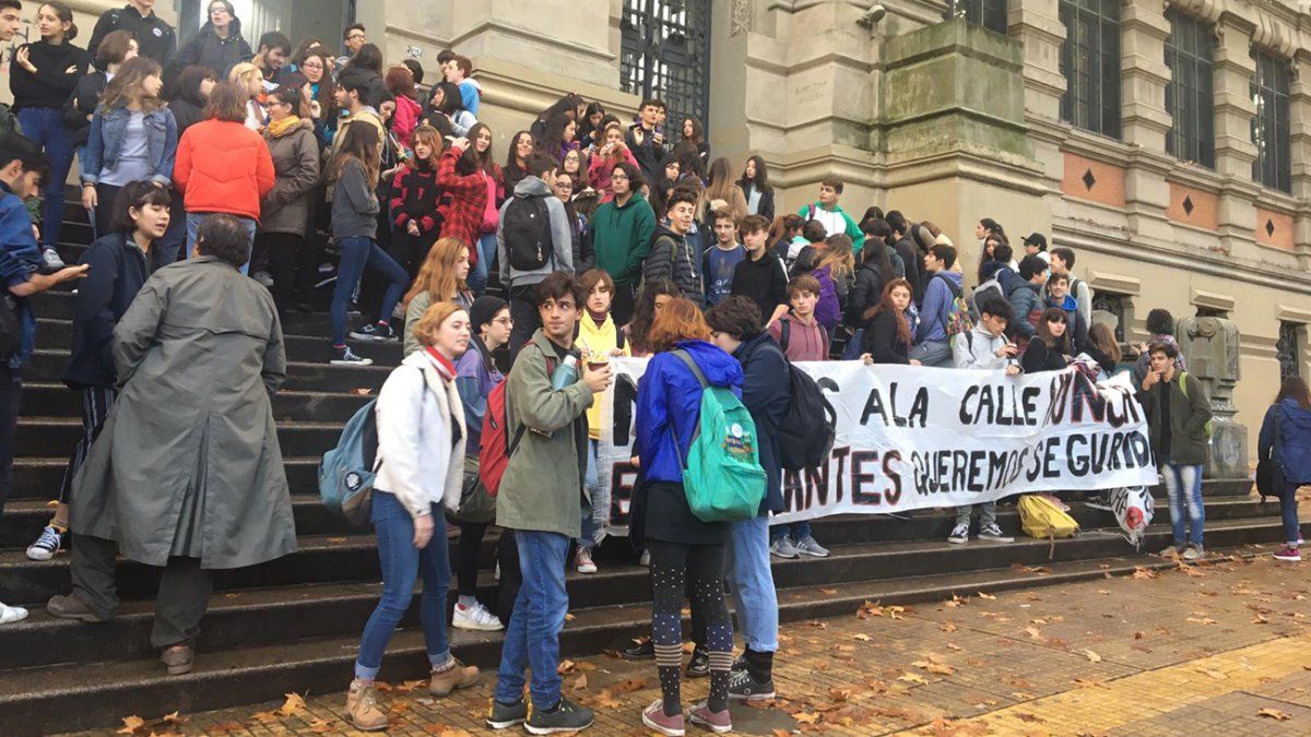 Conflicto En Iava Autoridades Se Reunir N El Martes Con Padres Y Sindicato Docente