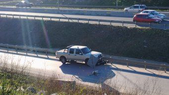 La camioneta en la que iba el narcotraficante asesinado, cuando le dispararon, en ruta 1. Foto: Sebastián Giovanelli.&nbsp;