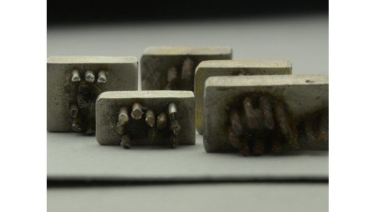 Descubren placas con agujas para marcar prisioneros en Auschwitz
