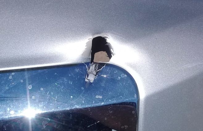 Foto: el balazo en la camioneta que perseguía a los delincuentes.