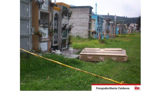 Profanó la tumba de su madre para revivirla con sus poderes