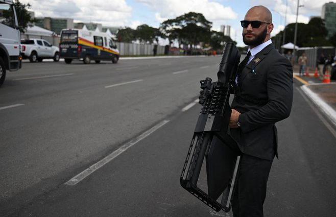 El guardia de seguridad con el arma antidrones. AFP.