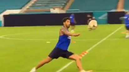luis suarez, un animal del gol: tiro de media cancha en la practica y sin esfuerzo alguno