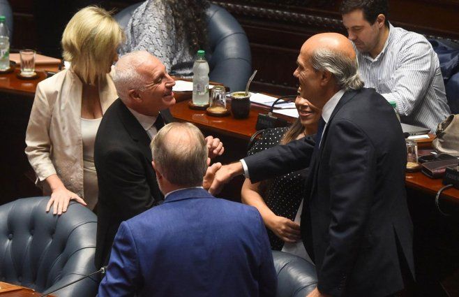 Ministro Carlos Negro saluda al diputado Pablo Abdala en sala. Foto: FocoUy