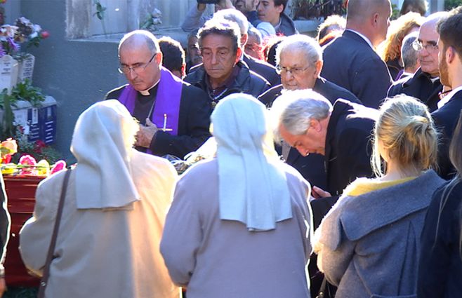 Vázquez-cementerio-besa-cajón.jpg