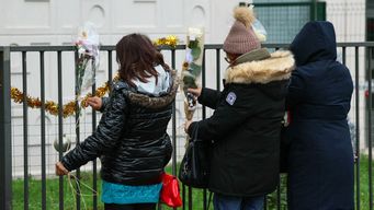 Francia. Personas colocan flores ante la casa donde ocurrió la tragedia. AFP.